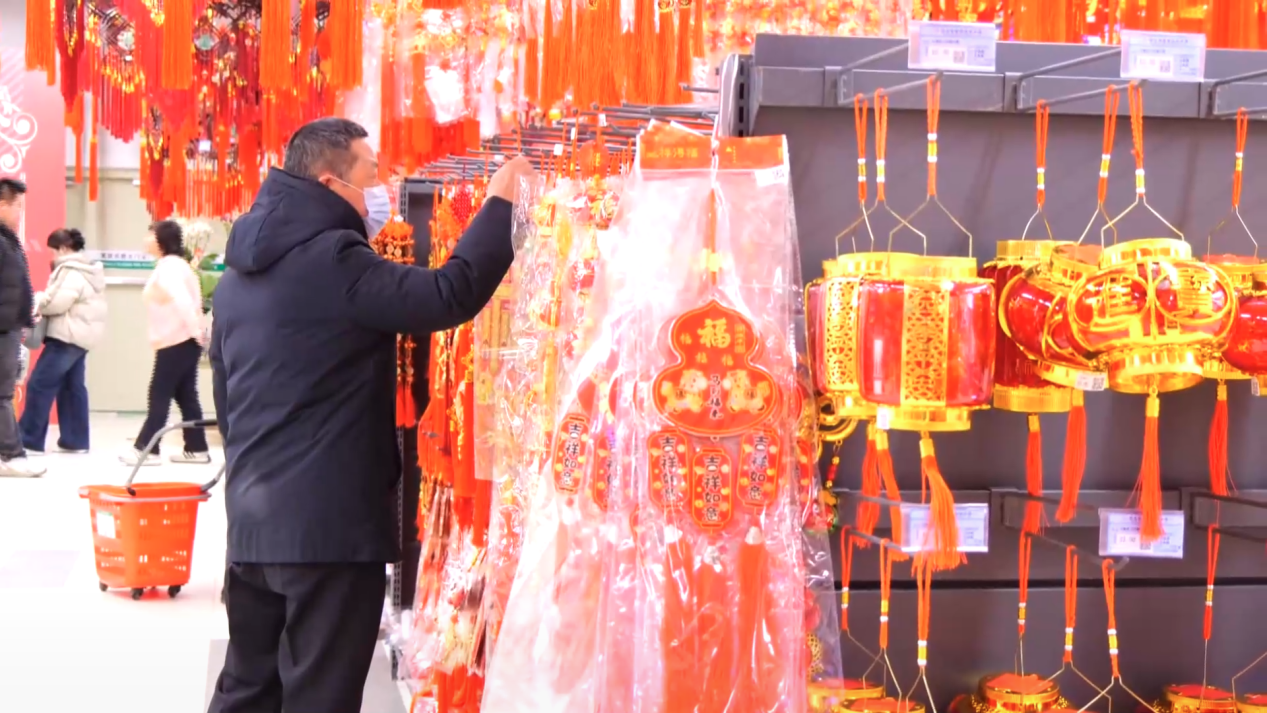 大红灯笼高高挂(赵鹏祥 摄)