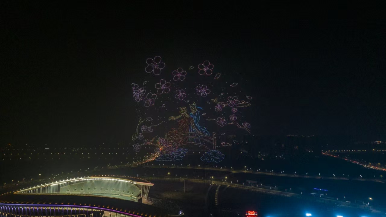 无人机秀——董永和七仙女(李晨 摄)