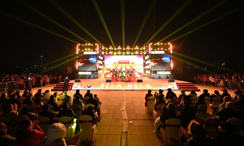 “欢孝过大年”精彩表演现场 (李文勇 摄)