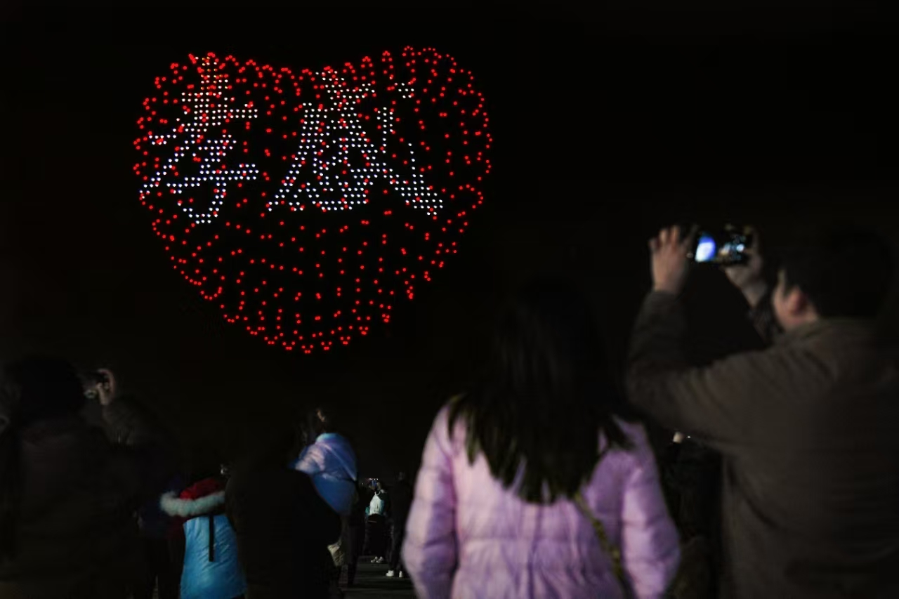 市民观看无人机秀(吴垠 摄)