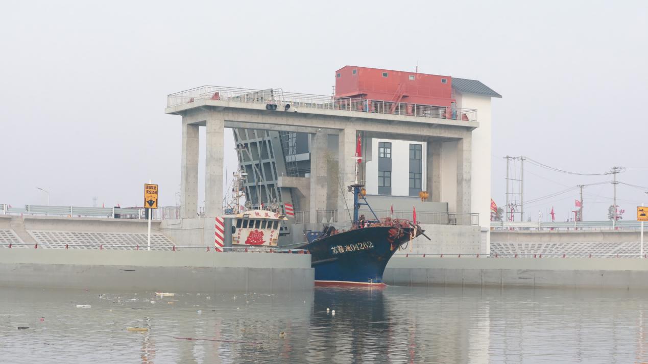 石桥镇韩口港闸口渔船驶向海上(藏震 摄)