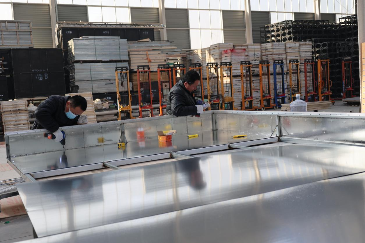 各道工序环环相扣,有序推进。(孔雅玮 摄)