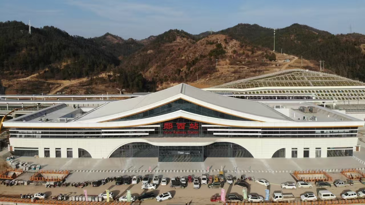 西十高铁郧西站房片区建设现场(陈国东 摄)