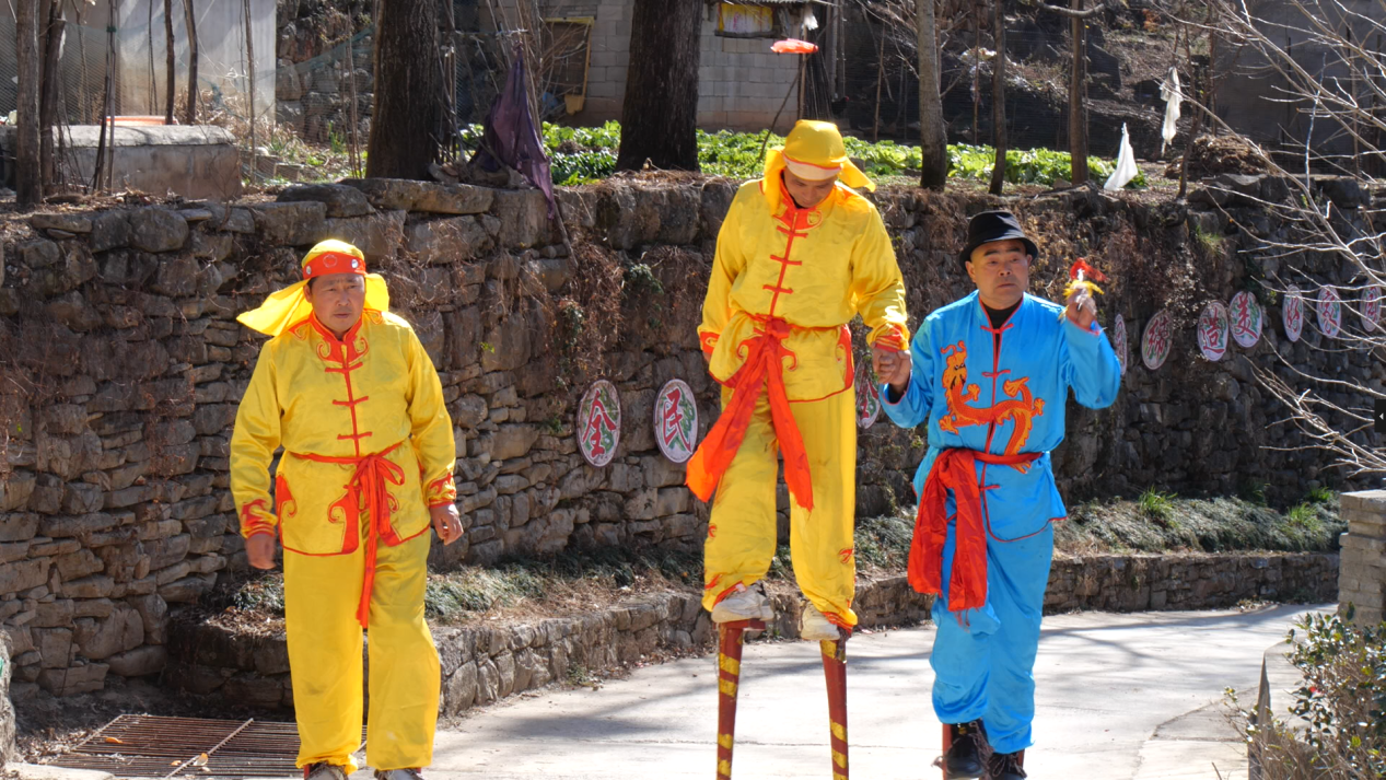 省级非遗代表性项目“高跷花鼓”登场表演(胡先哲 摄)