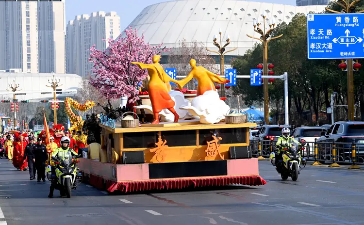 花车巡游现场(吴垠 摄)