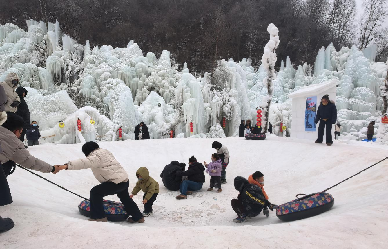 市民前来体验冰雪游(马富平 摄)