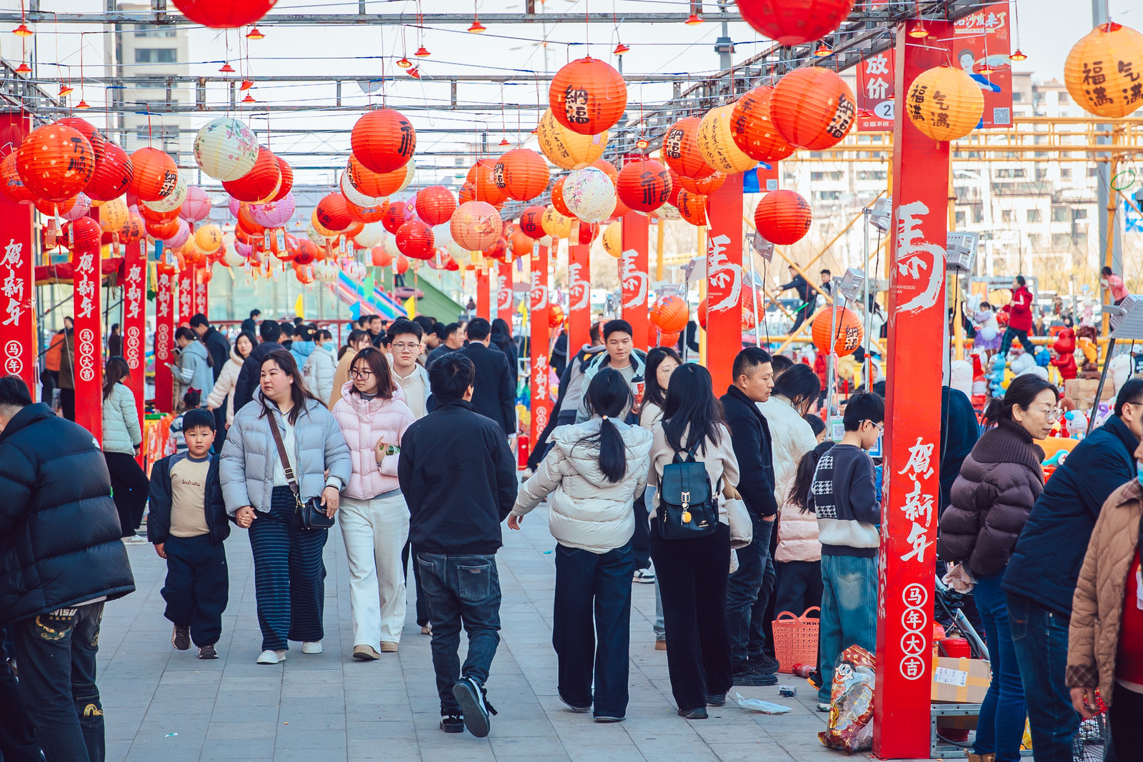 春节期间,睢宁万达广场门前热闹场景(周杨 摄)