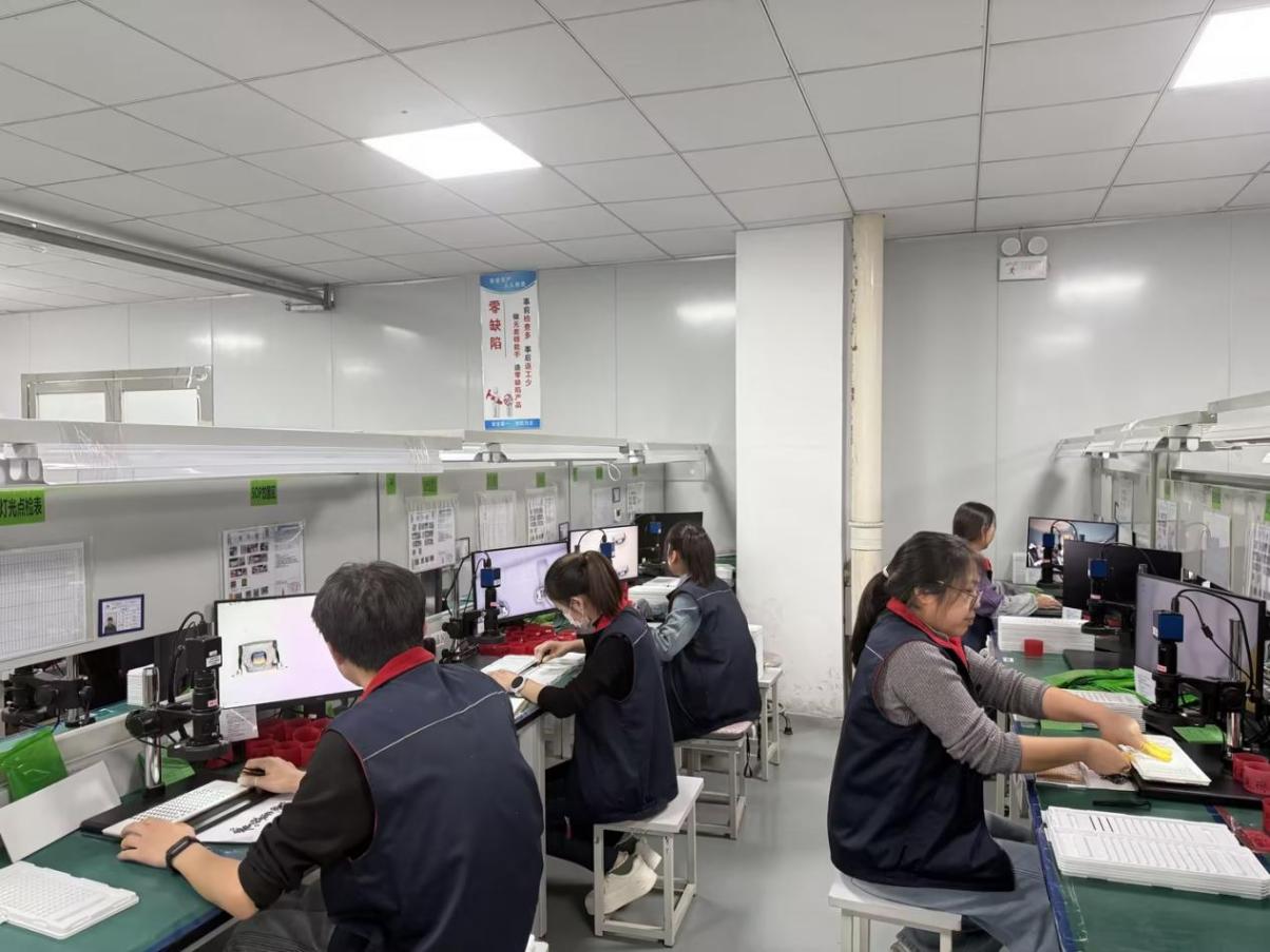 福立旺精密机电(中国)股份有限公司生产车间(陆淳 摄)