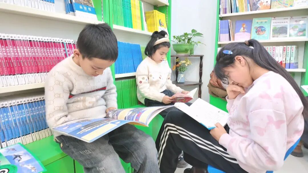 小朋友们正在阅读区安静的阅读书籍(王旭 摄)