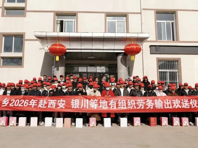 务工人员统一乘车(于小凤 摄)