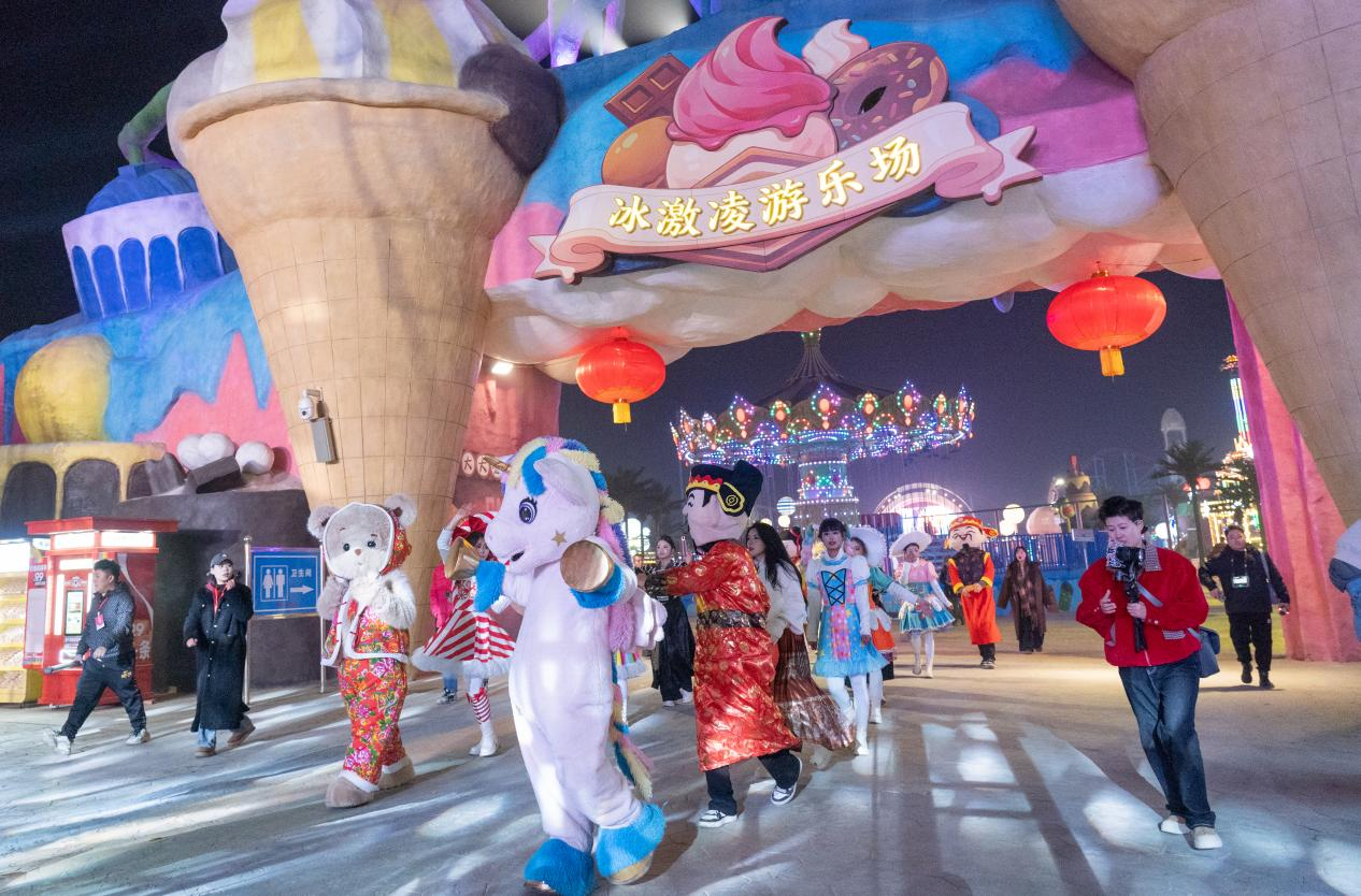 游乐场里真热闹(张安琪 摄)