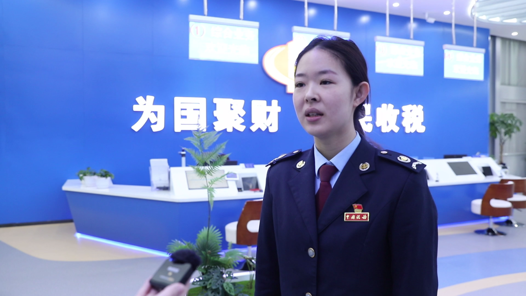 桦南县税务局办税服务厅综合业务窗口工作人员梁麟(刘雨晴 摄)