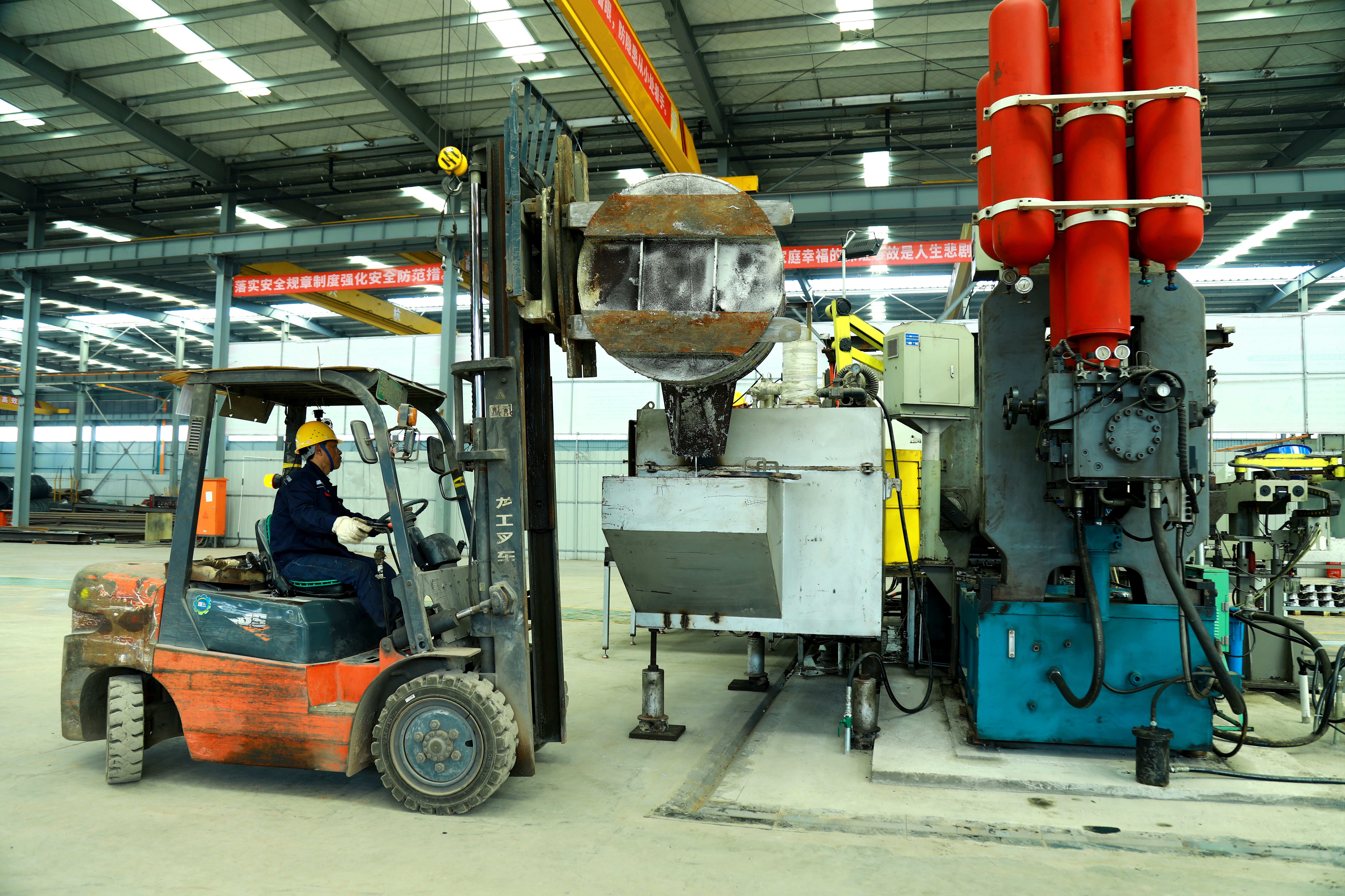 铝液倒入模具(周媛 摄)