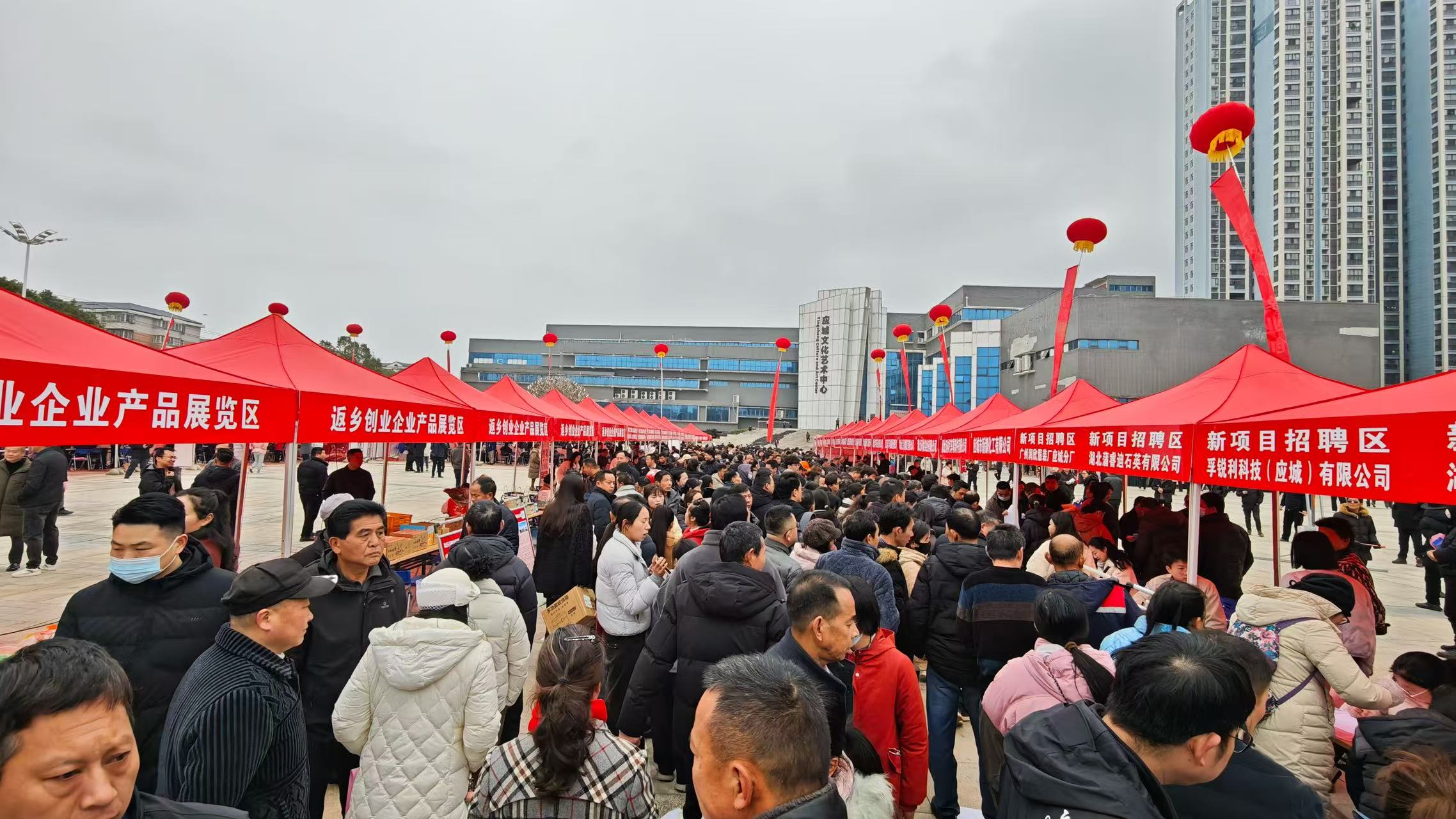 招聘会现场(许靖 摄)