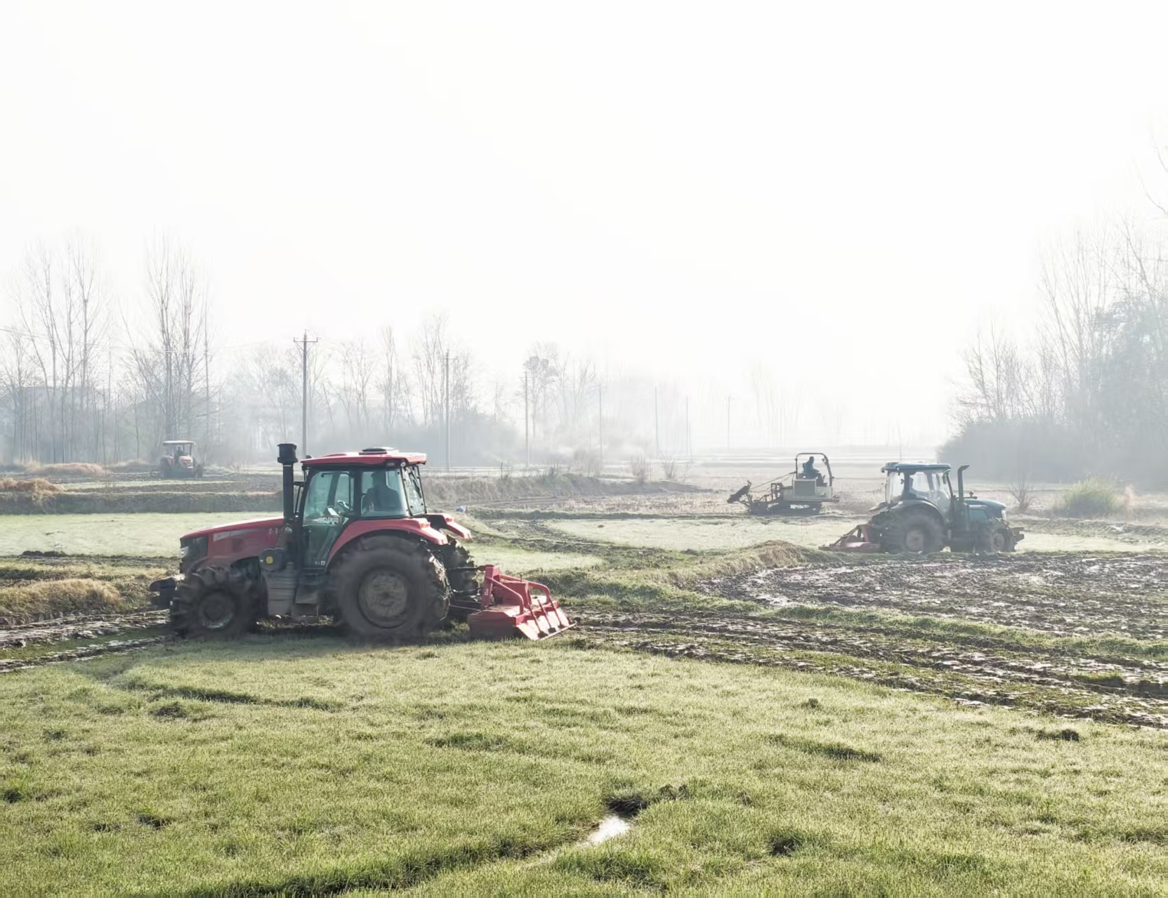 加装了北斗导航辅助驾驶系统的大马力拖拉机正在作业(胡元 摄)