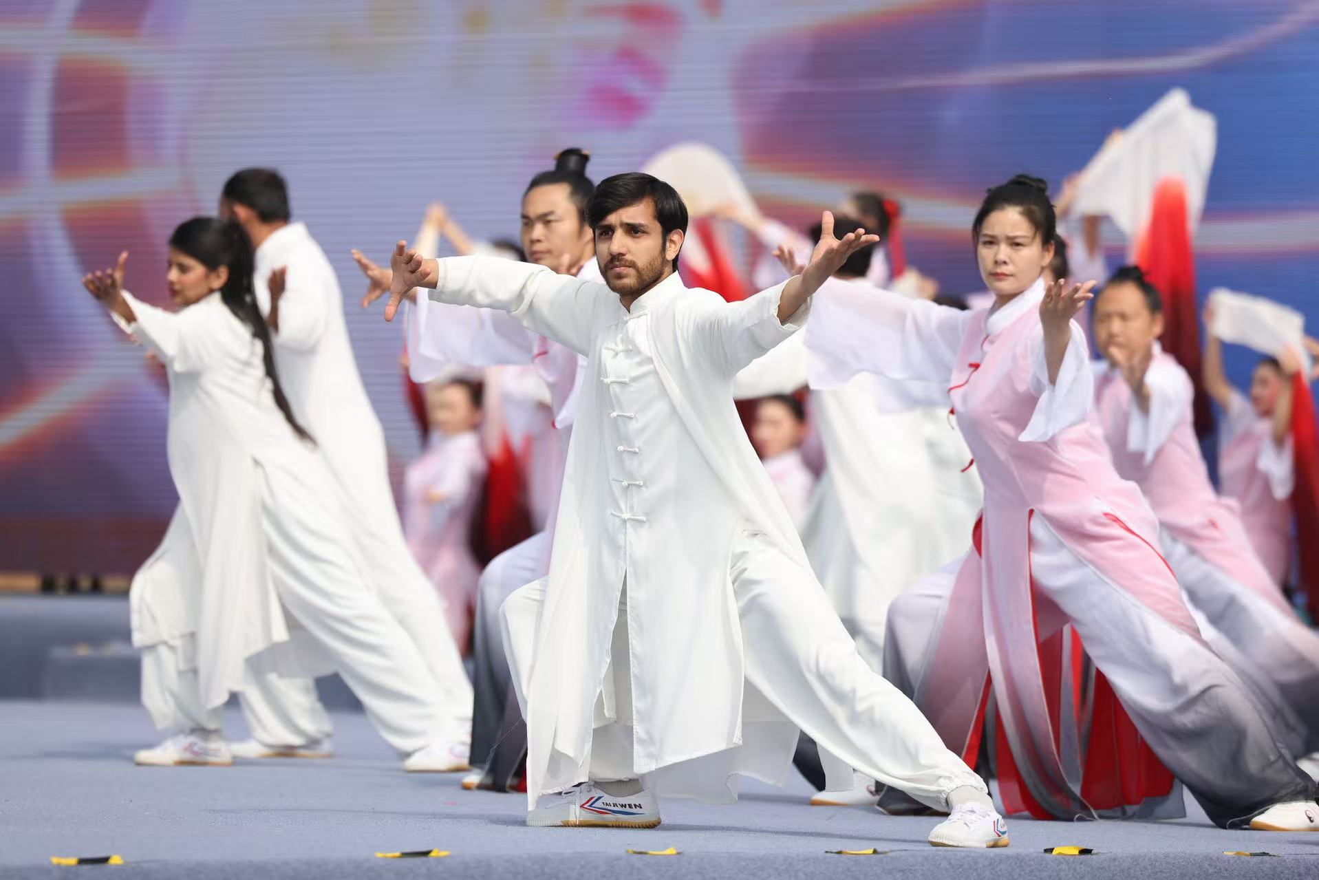 展示太极拳(张建波 摄)