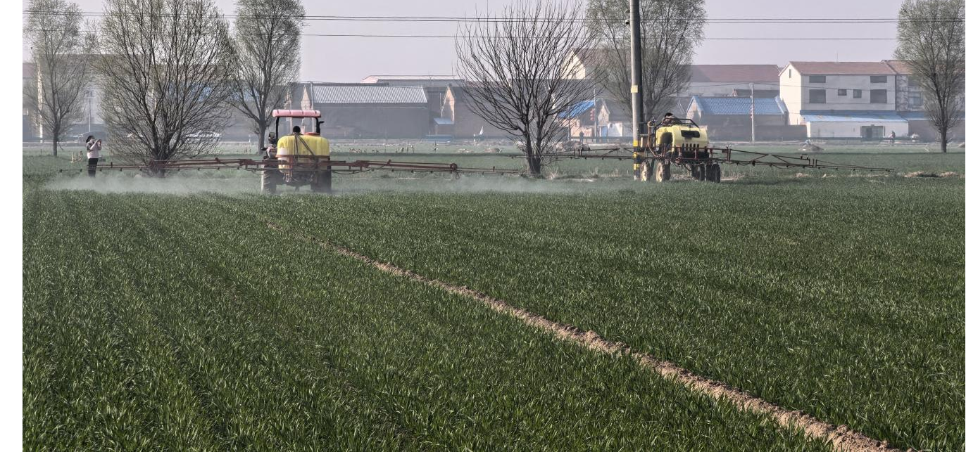 自走式喷雾施肥植保机、拖拉机配套悬挂喷杆喷雾机在作业(刘利娟 摄)