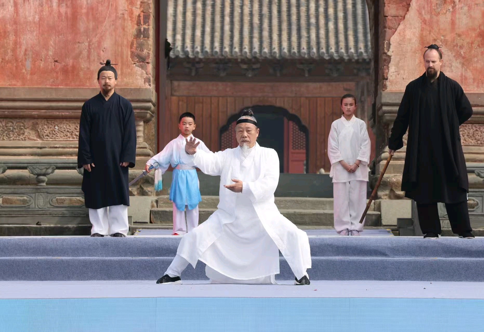 武当三丰派第十四代传承人钟云龙现场展示武当太极拳(张建波 摄)