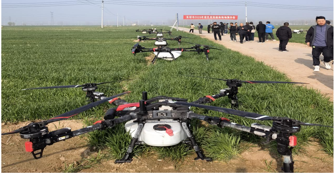 广州极飞多旋翼无人植保机准备喷洒农药(刘利娟 摄)