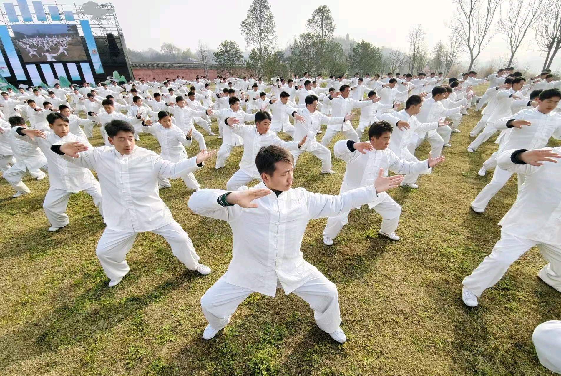 太极拳习练者演绎武当太极拳九势(张建波 摄)