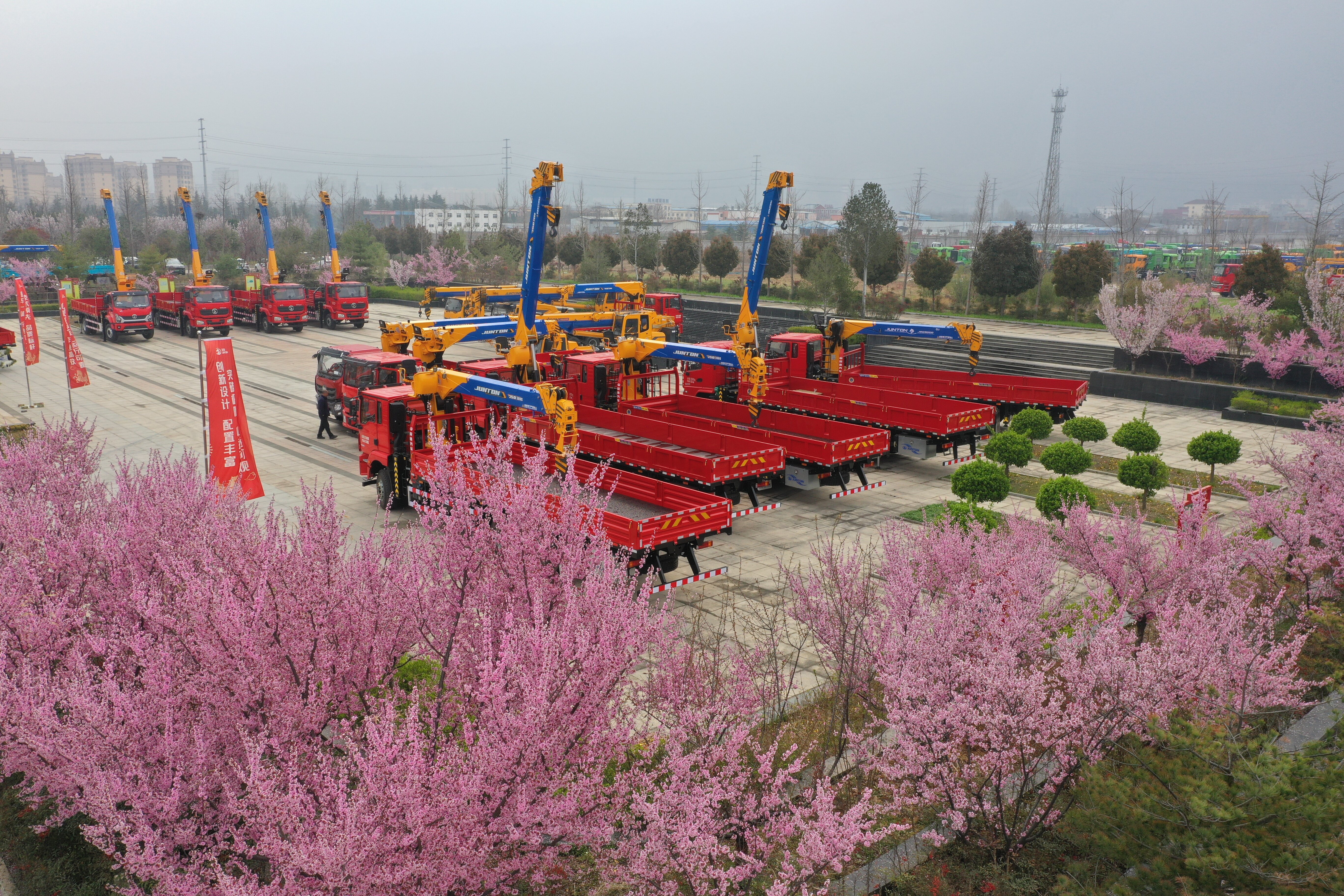 河南骏通车辆有限公司,满园春色中一批整车成品整装待发。(王建栋 摄)