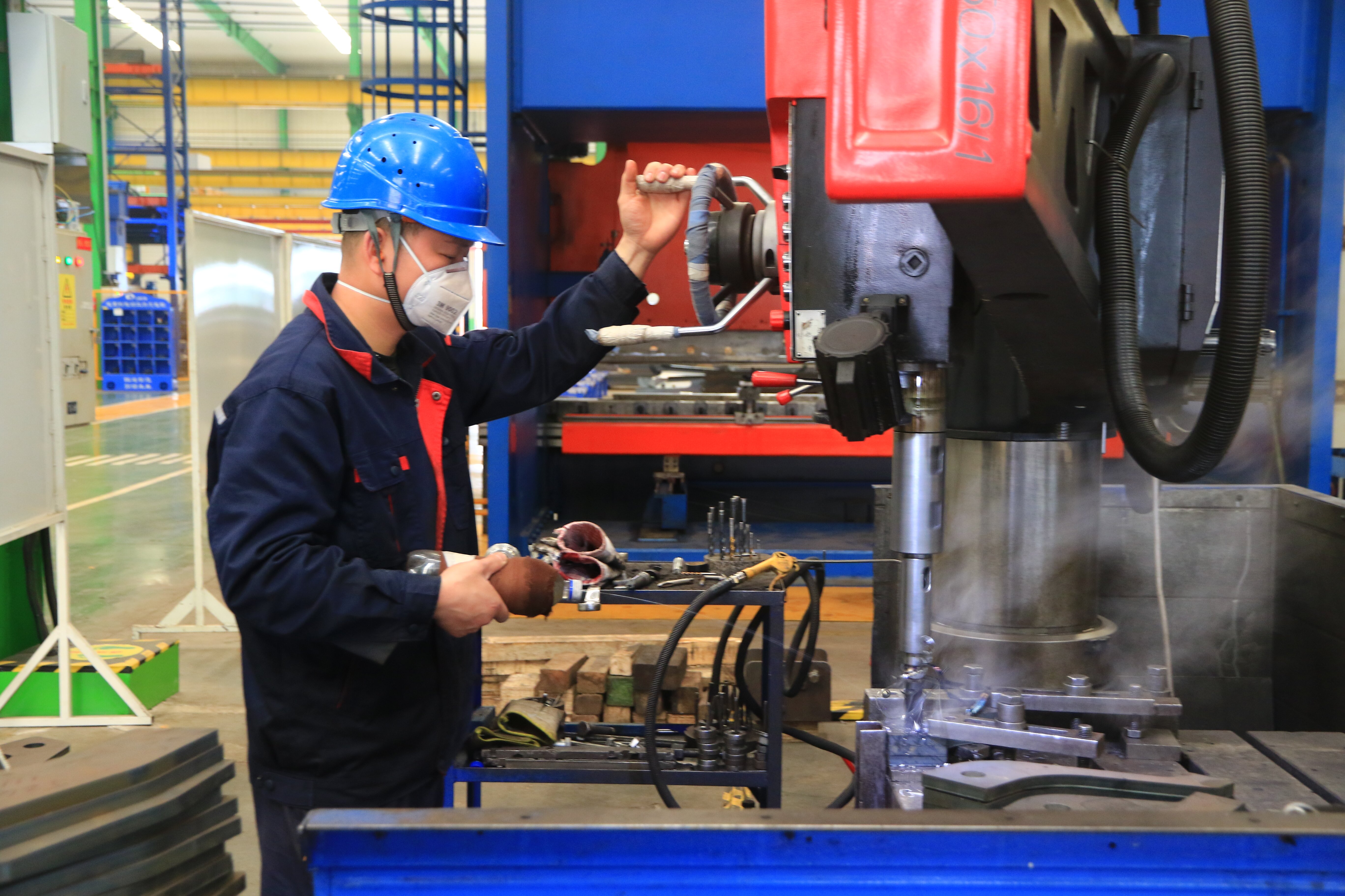 河南骏通车辆有限公司机加工车间内,工人加工汽车吊的零部件。(王建栋 摄)