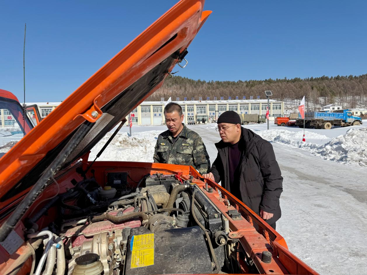 林场工作人员检修保养防火车辆(沈艳成 摄)