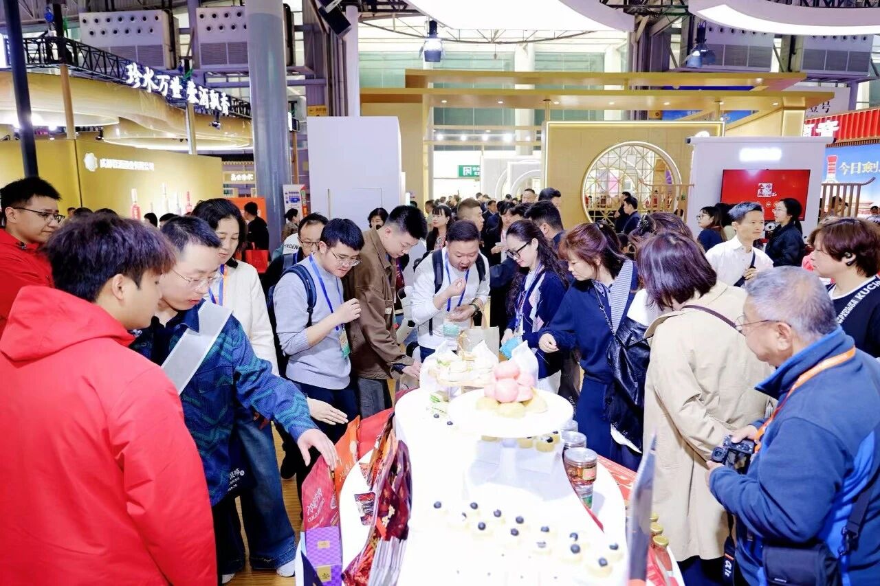 火爆的现场(何畔 摄)