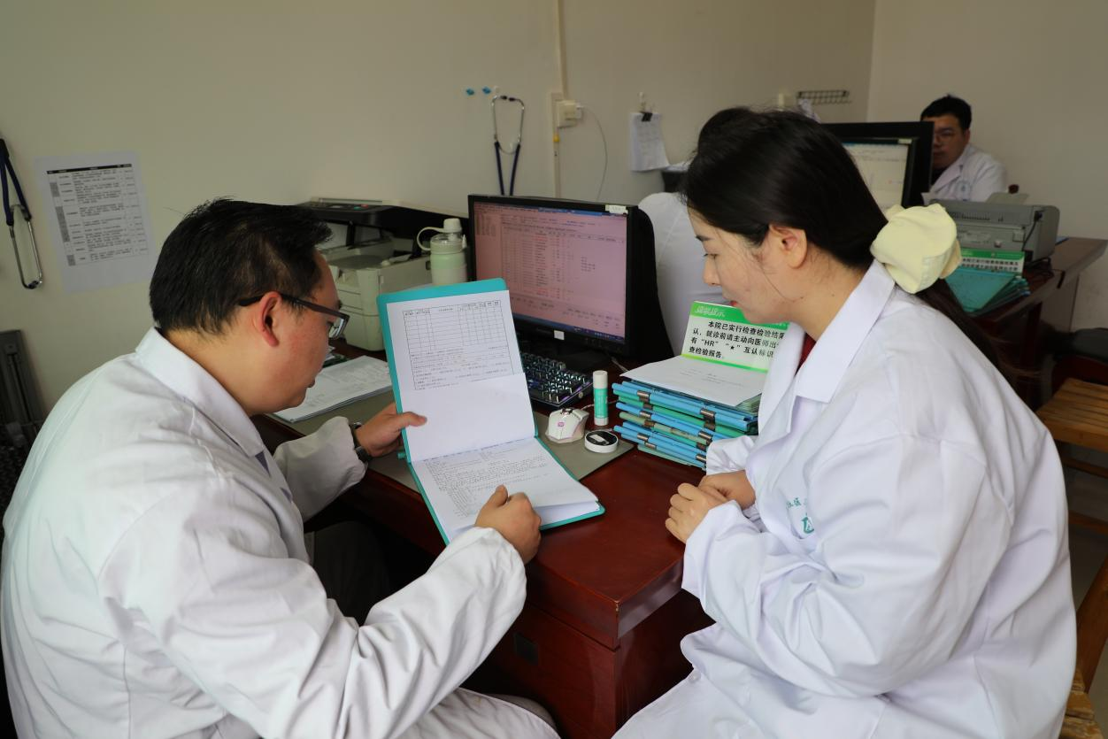 带教老师给段小凤(右)讲解病历书写方法(刘钊海 摄)