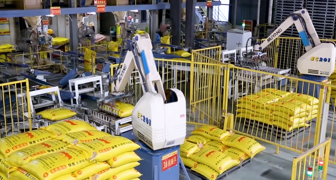 双胞胎集团饲料工厂生产车间一角(俞凡 摄)