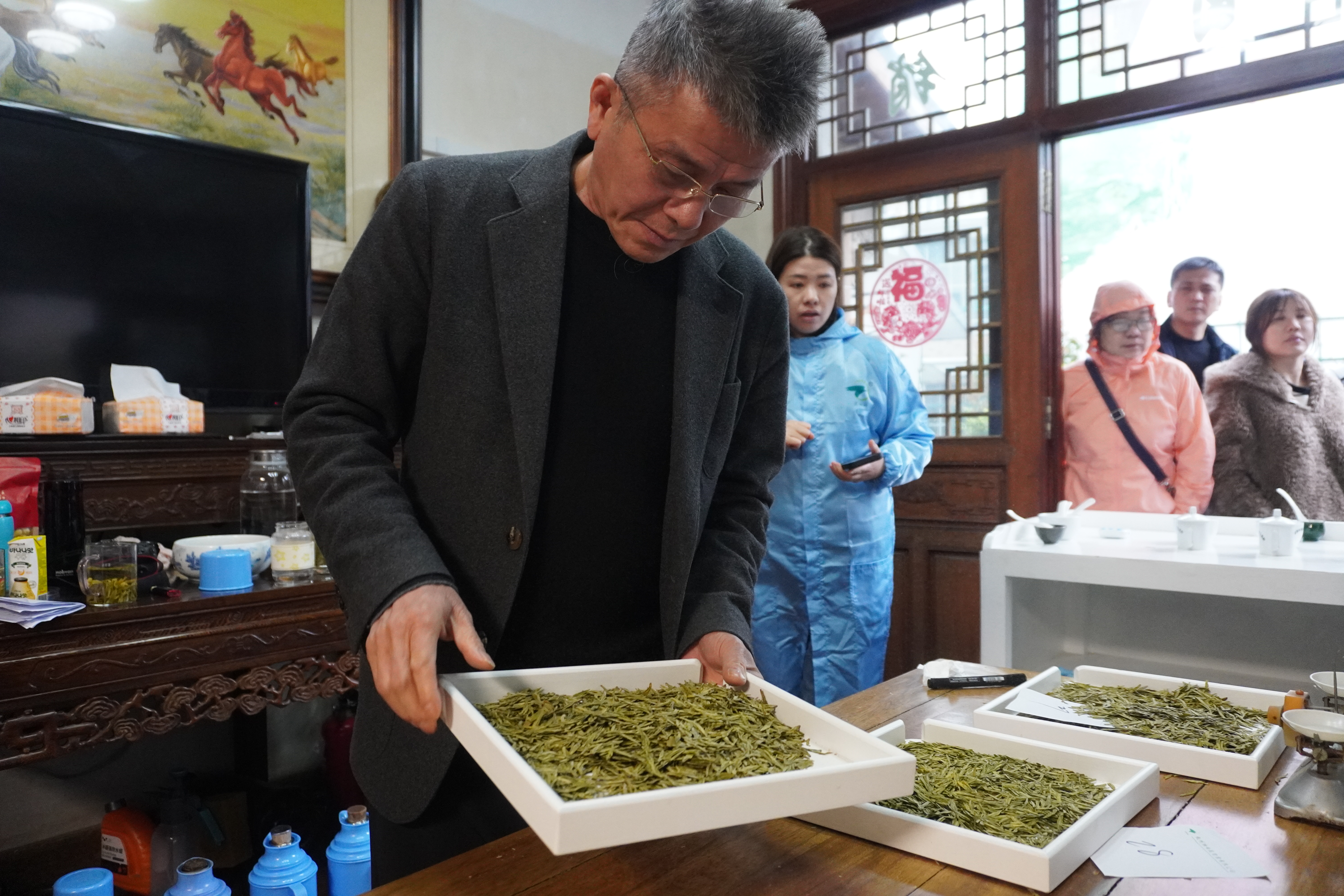 沈徐荣在鉴别今年的春茶(吴延昌 摄)