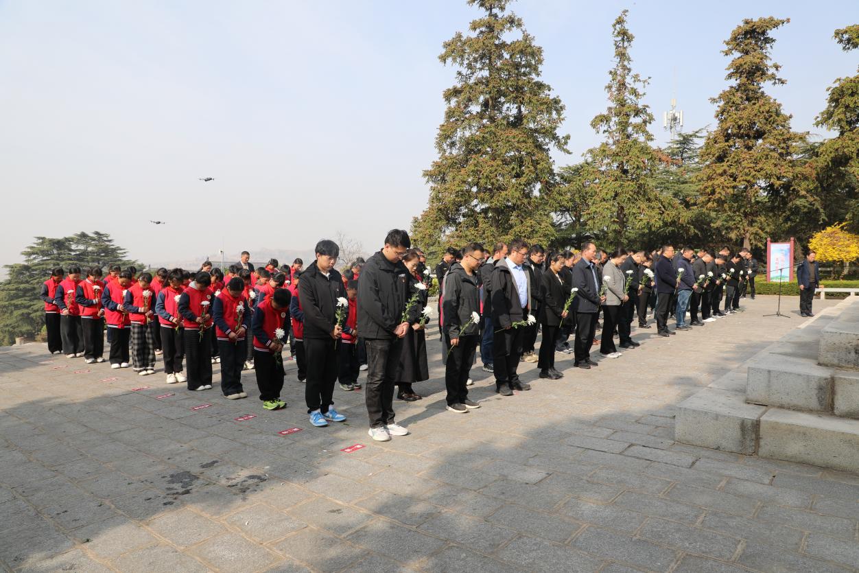 党员代表、少先队员代表缅怀烈士(滕怀超 摄)