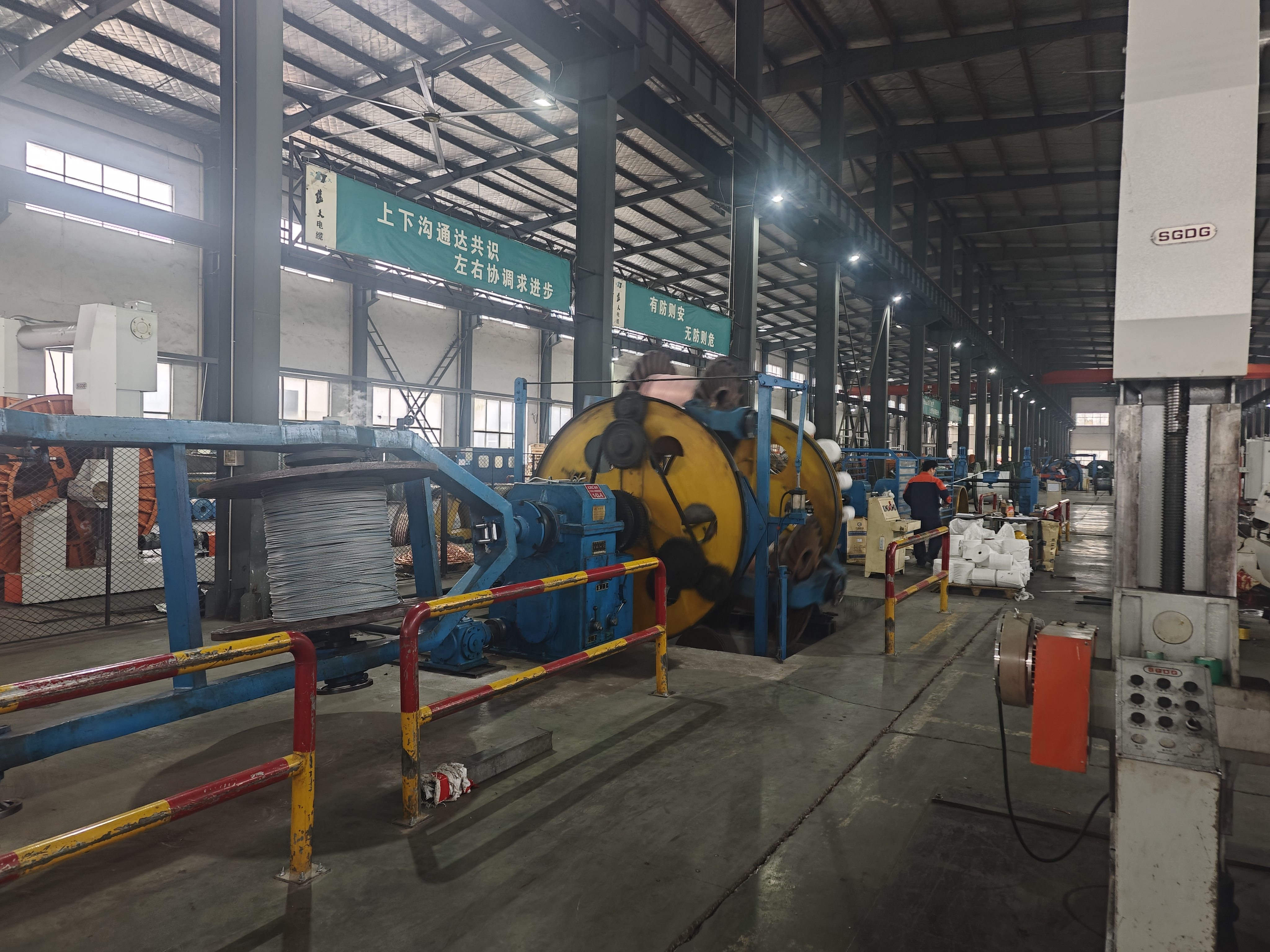 浙江蓝天电缆有限公司生产车间一角(成超 摄)