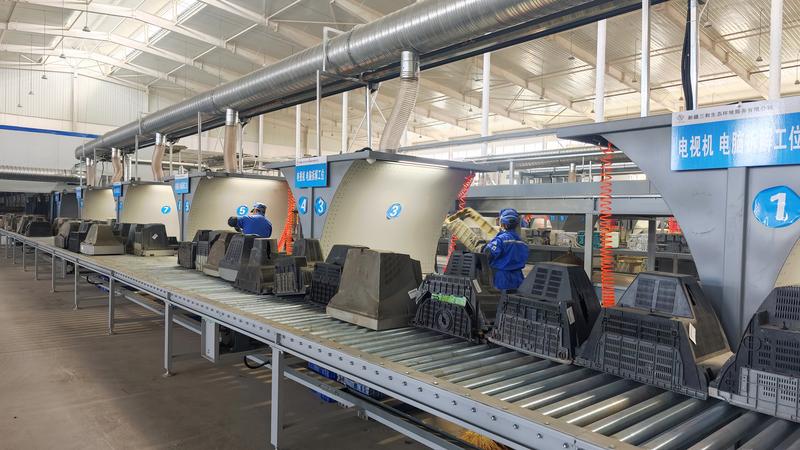 在三和公司生产车间,工人正在流水线上忙着拆解废旧家电 (柳玉柱 摄)