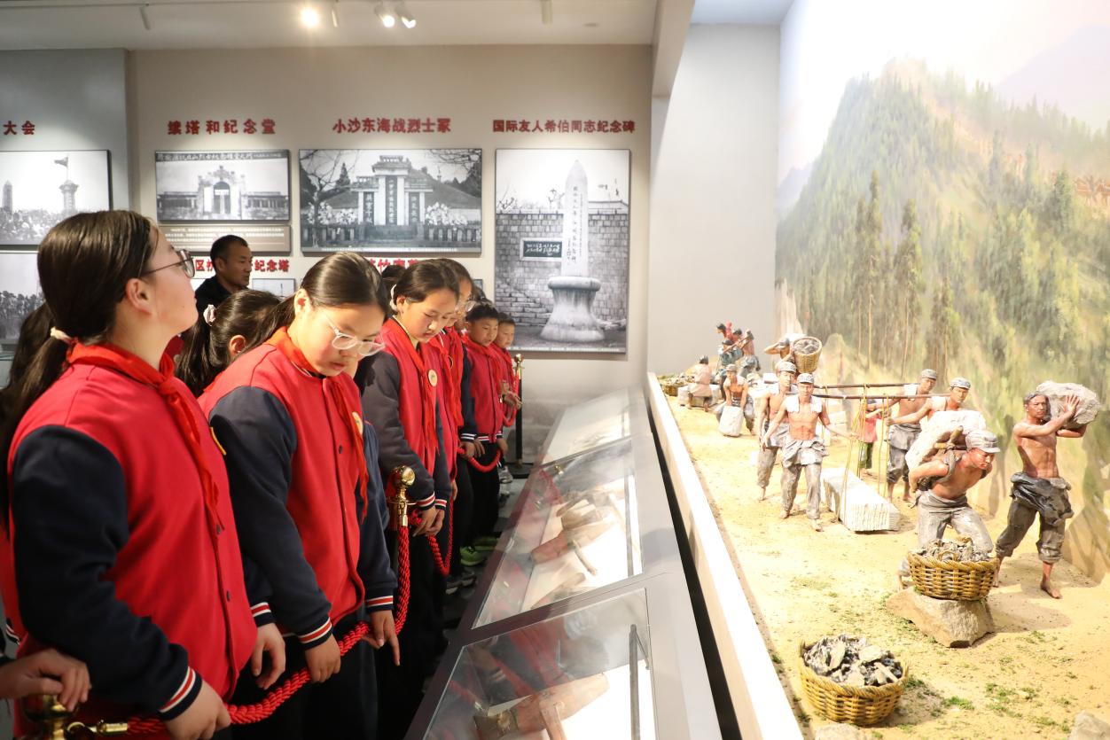 少先队员代表参观革命烈士纪念馆(滕怀超 摄)