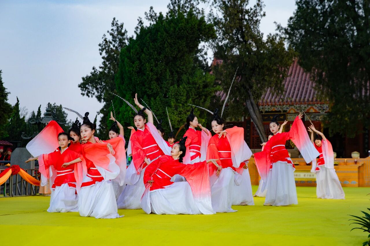 活动现场文艺展演(郭恒宇 摄)