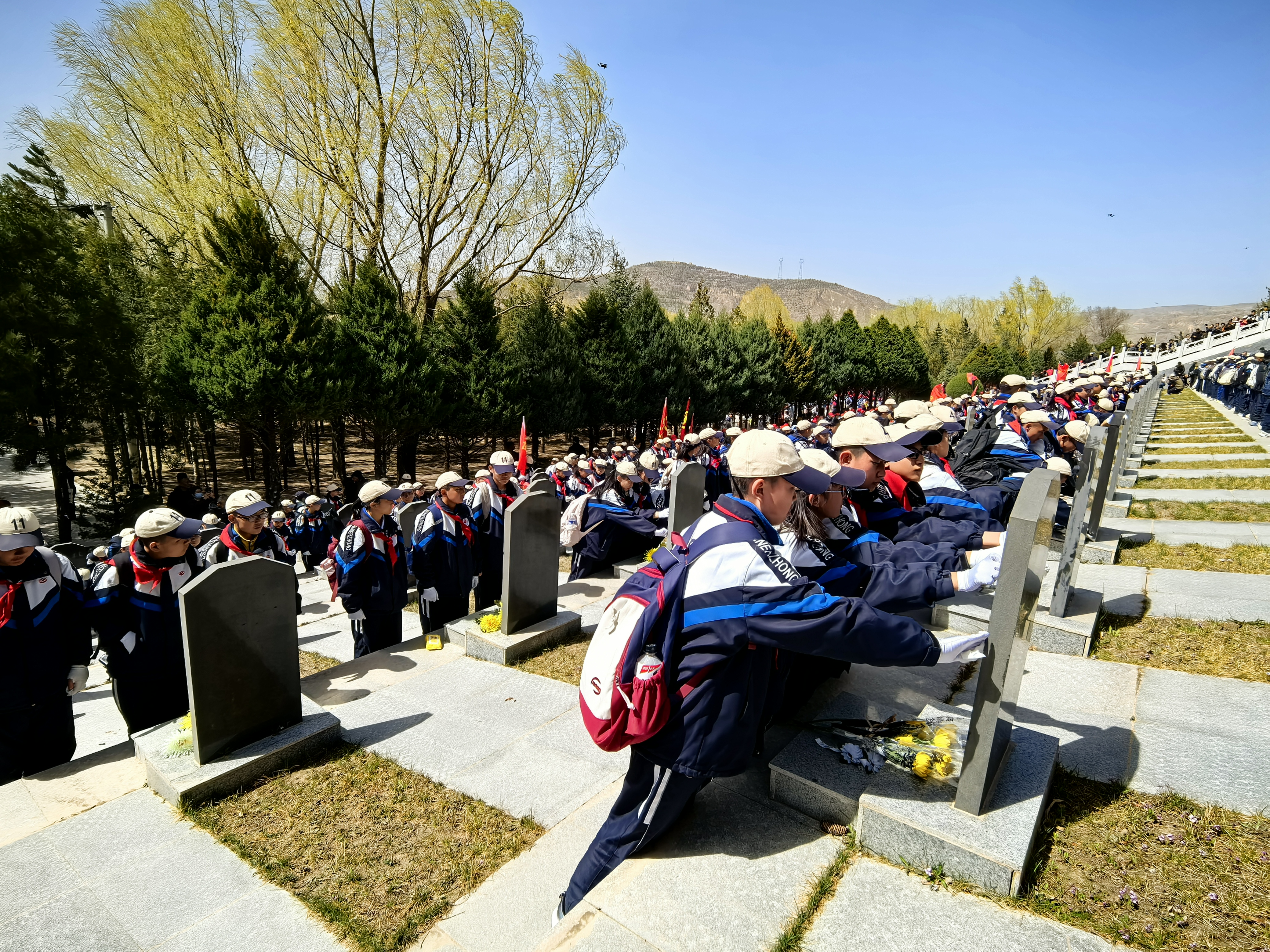 弘文中学学生为革命英雄擦拭墓碑(吴舒睿 摄)