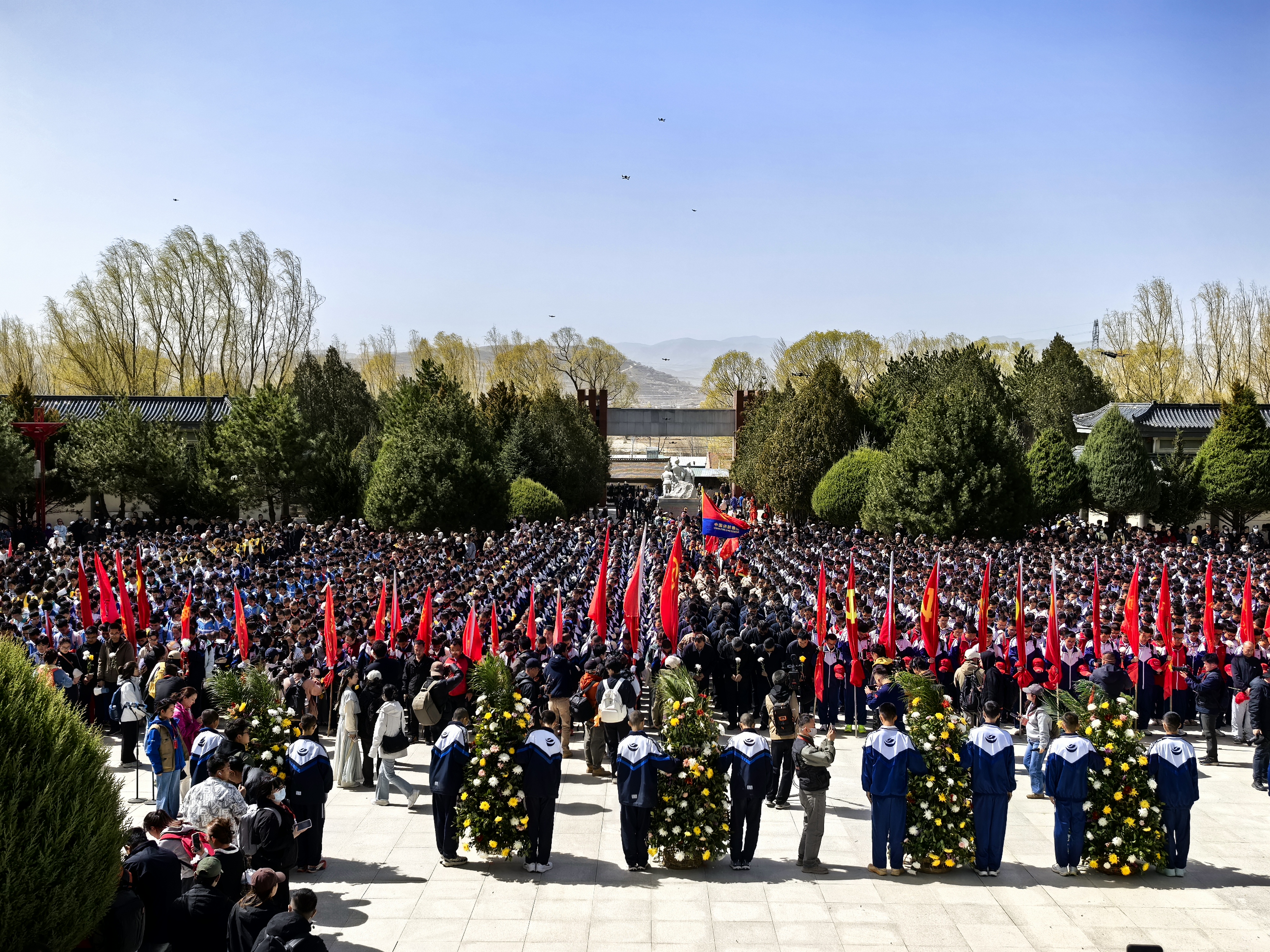 任山河烈士陵园祭奠先烈(吴舒睿 摄)