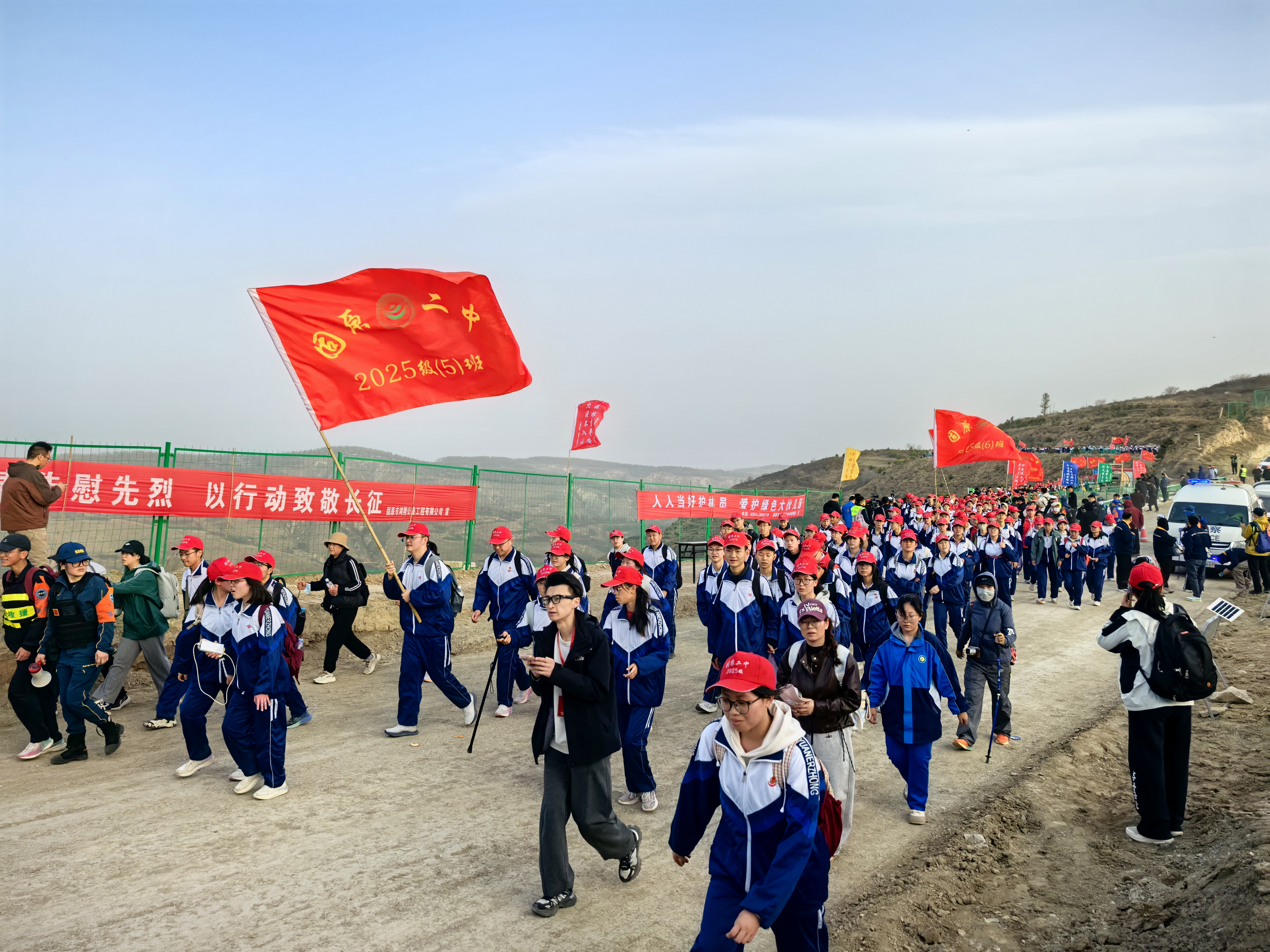 固原市二中师生徒步祭英烈(吴舒睿 摄)