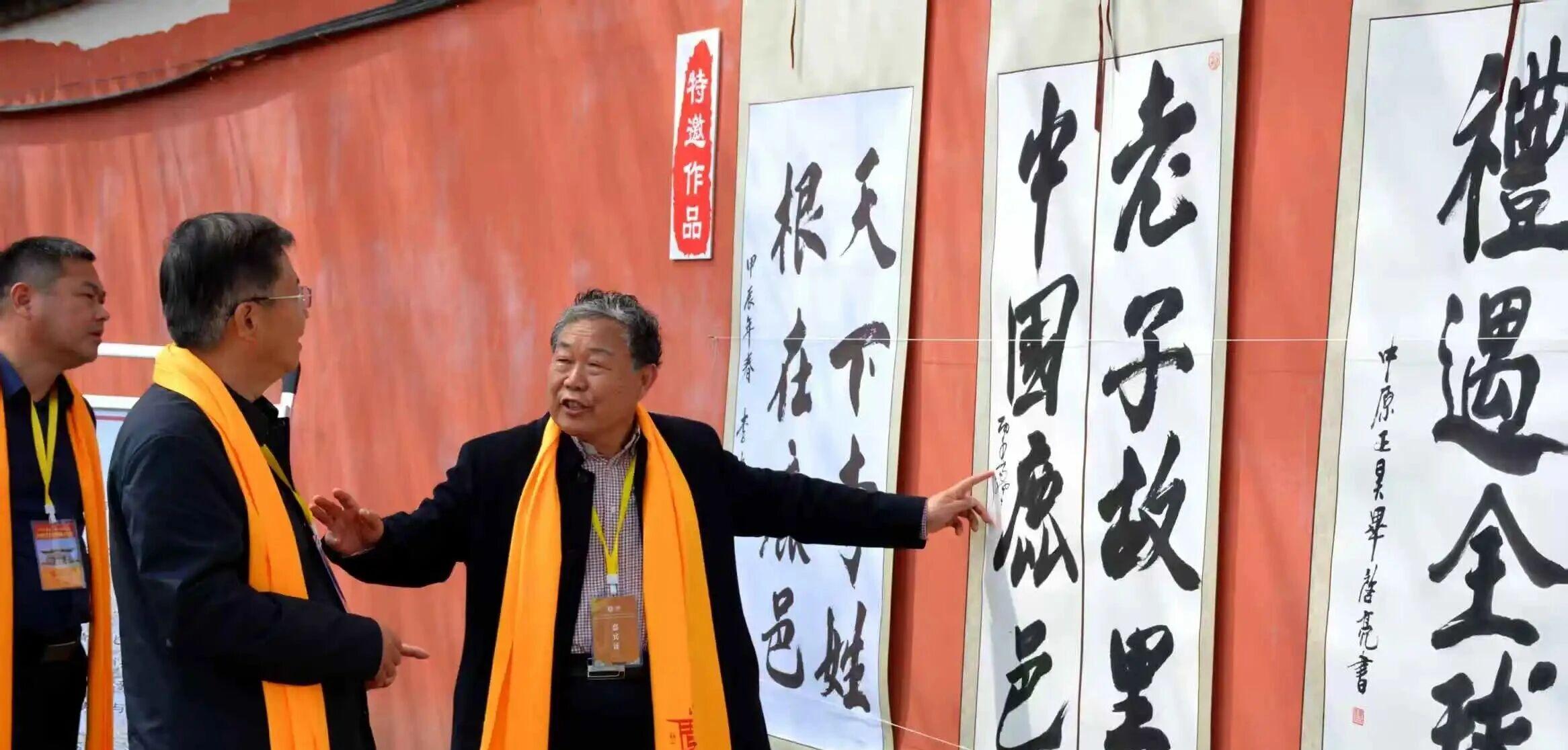 特邀嘉宾在参观书法作品展(杨淑莲 摄)