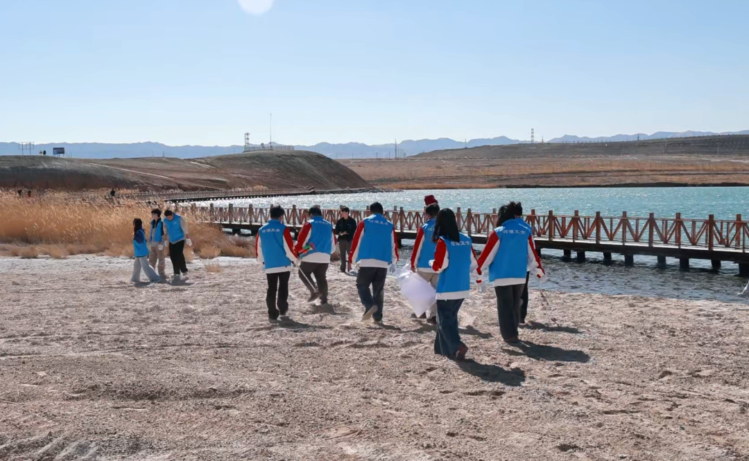 志愿者们开展垃圾清理整治工作(格日乐图 摄)