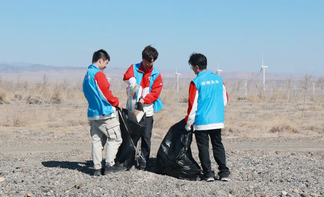 志愿者们开展垃圾清理整治工作(格日乐图 摄)