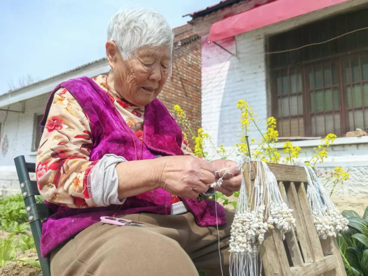 王保侠正在做手工活(顾士刚 摄)