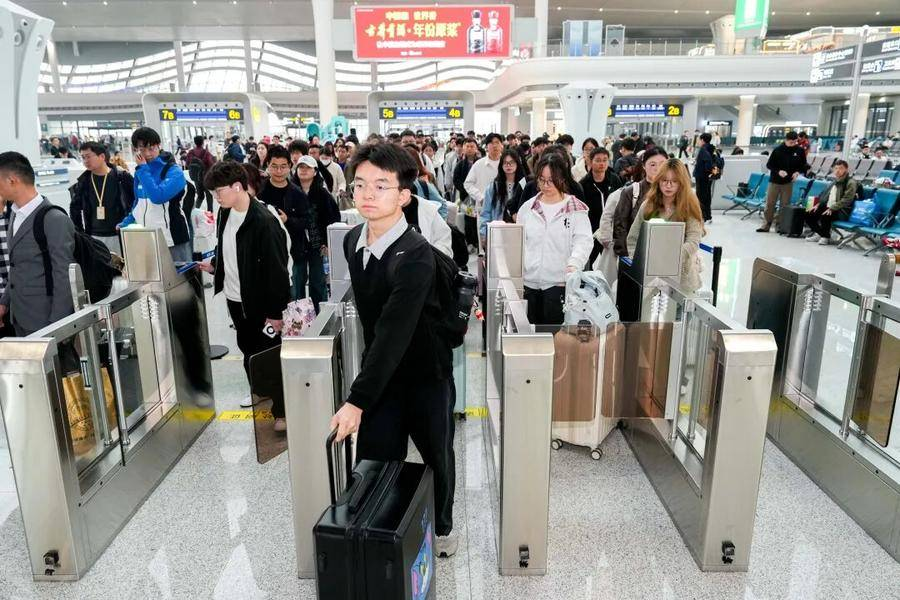 开通运营以来,合肥西站到发客流节节攀升(王海杰 摄)