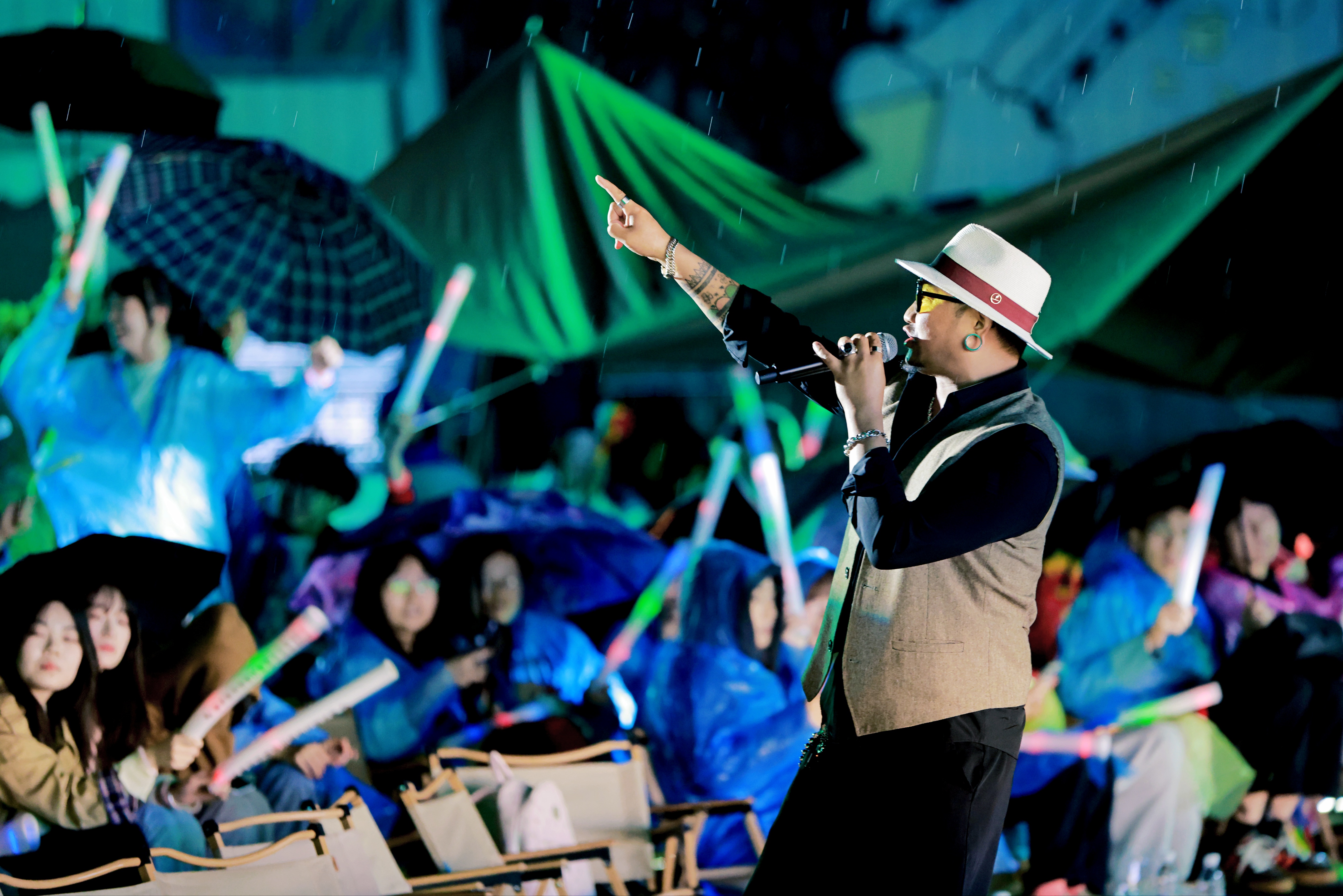 激情的夜晚(涂斌 摄)