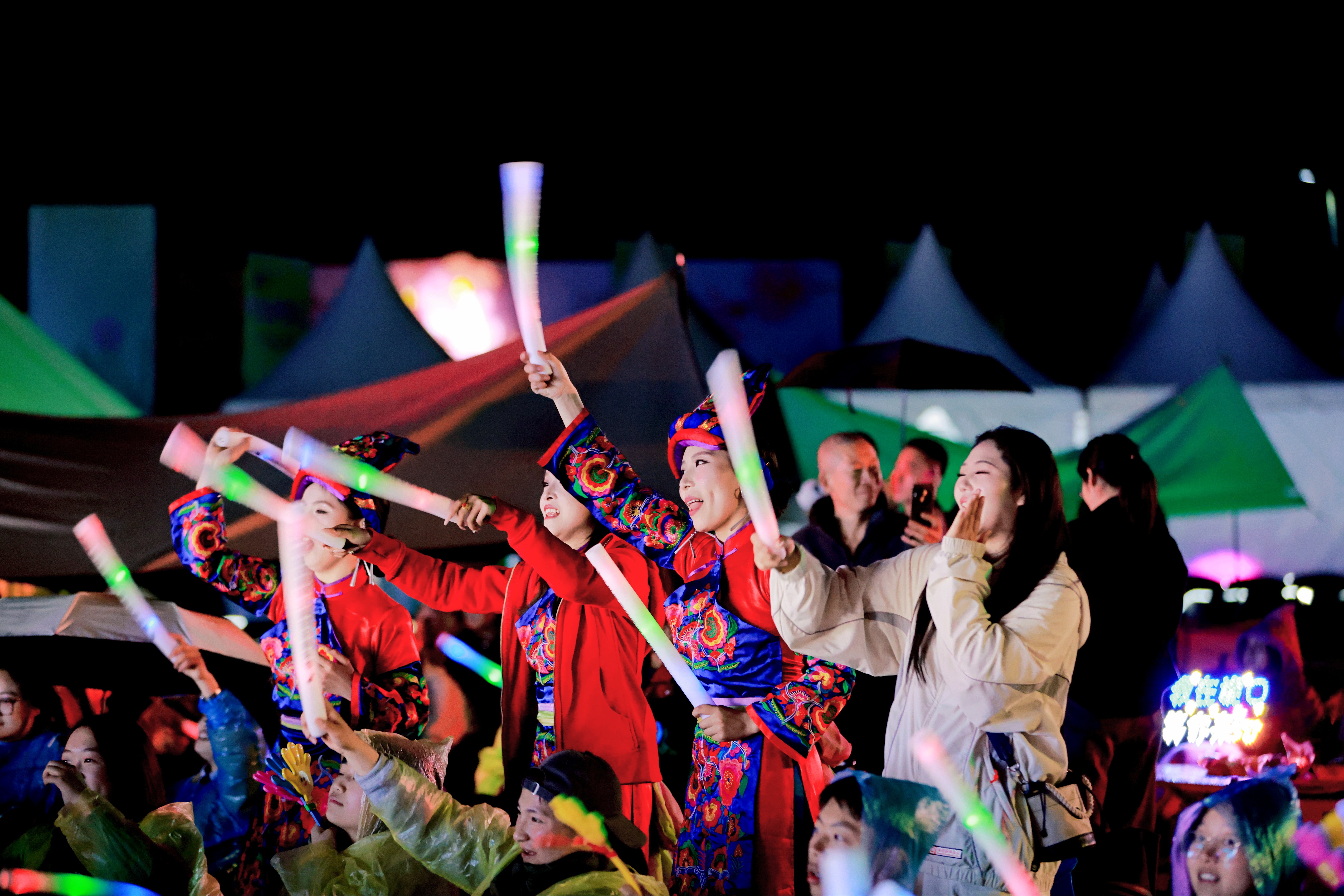 激情的夜晚(涂斌 摄)