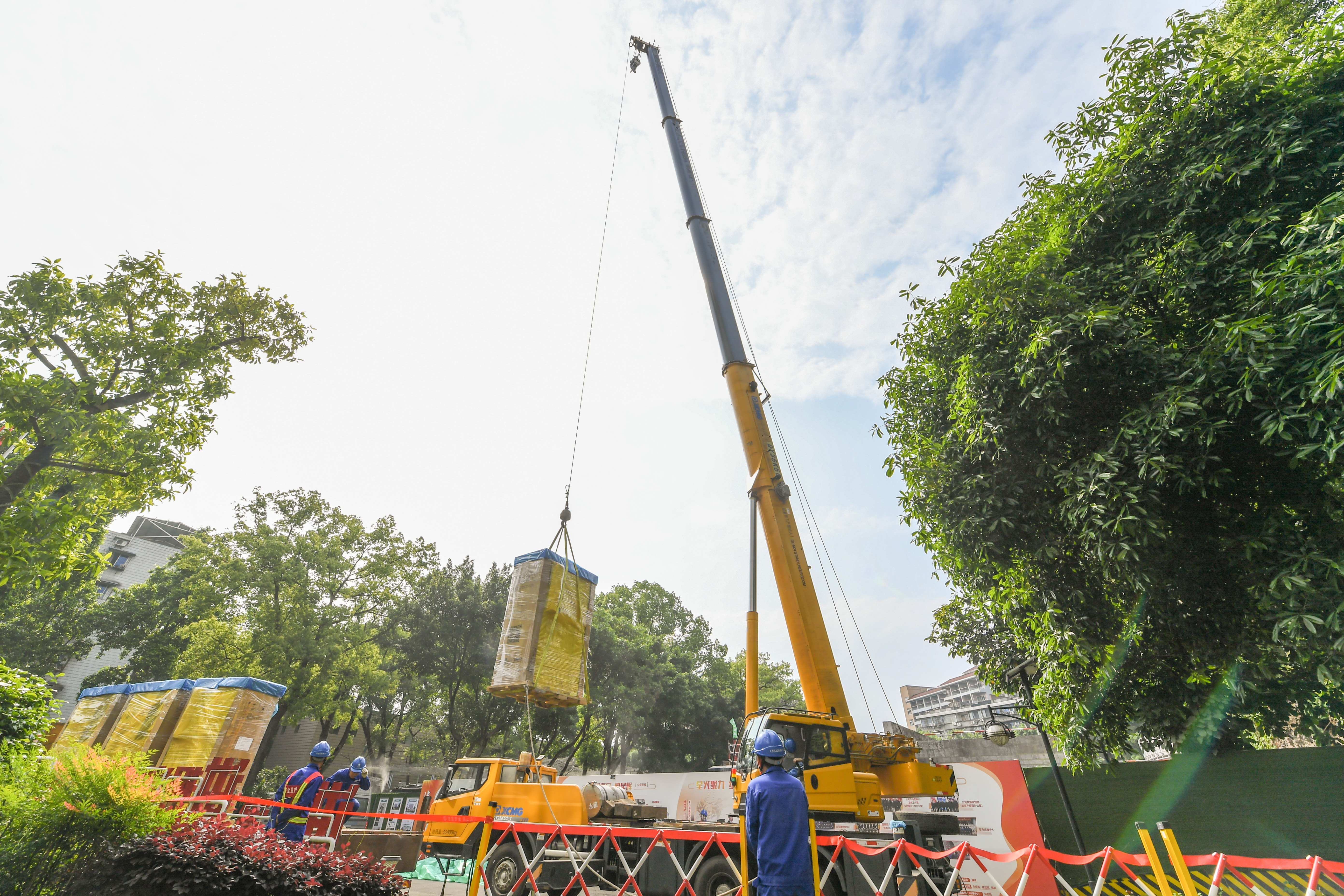 起吊开关柜(张跃 摄)