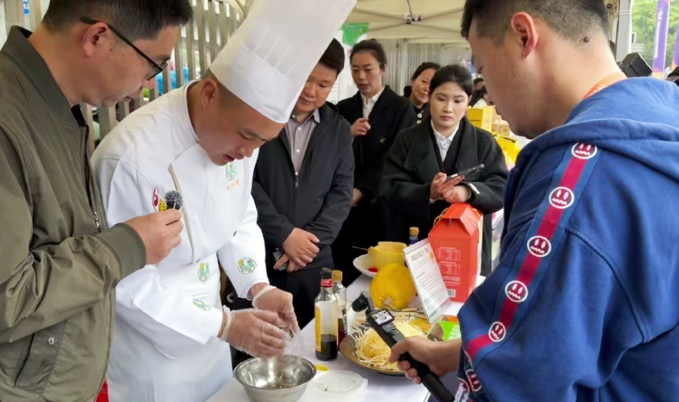 金丝绞瓜展区亮相赛事现场(王宝林 摄)