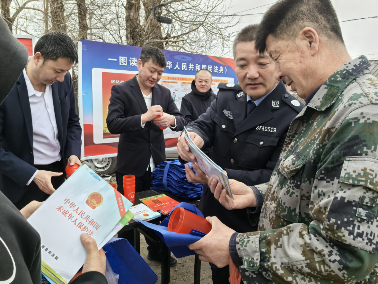 向农户发放法治宣传手册(齐婉彤 摄)