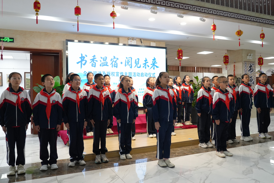 4月20日,温宿县“书香温宿·阅见未来”全民阅读及版权宣传主题活动在县新时代文明实践中心启幕,学生们朗诵《少年中国说》(李亚楠 摄)